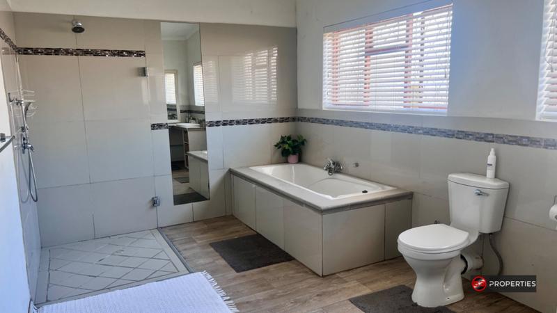 5 Bedroom Property for Sale in Bredasdorp Western Cape